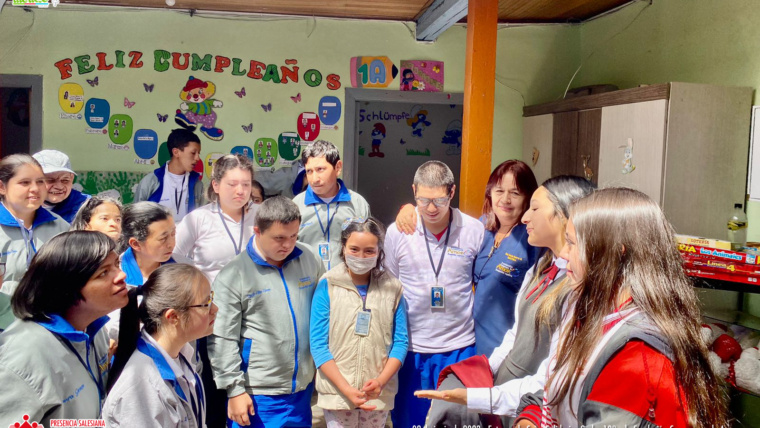 Entrega de cajas solidarias grados 10 a la fundación Campeones de Amor