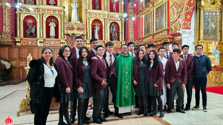 Estudiantes de la Promoción Centum Celebran Eucaristía